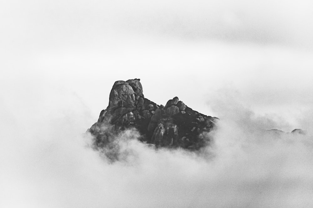 Photo en niveaux de gris de la montagne