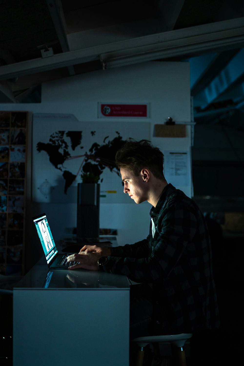 homem sentado na frente de um computador