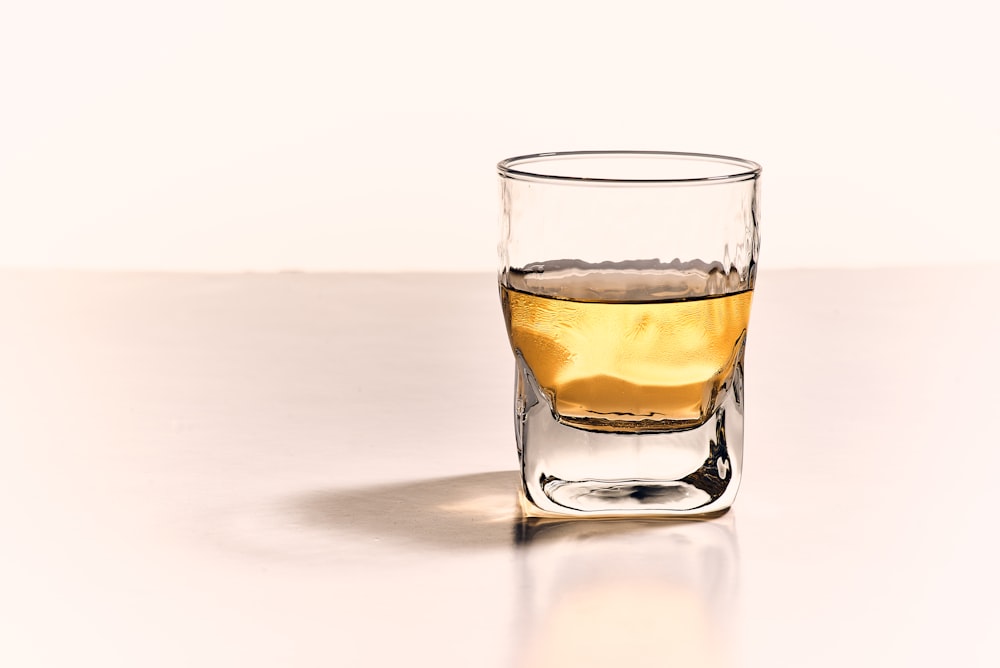 liquido marrone in bicchiere trasparente