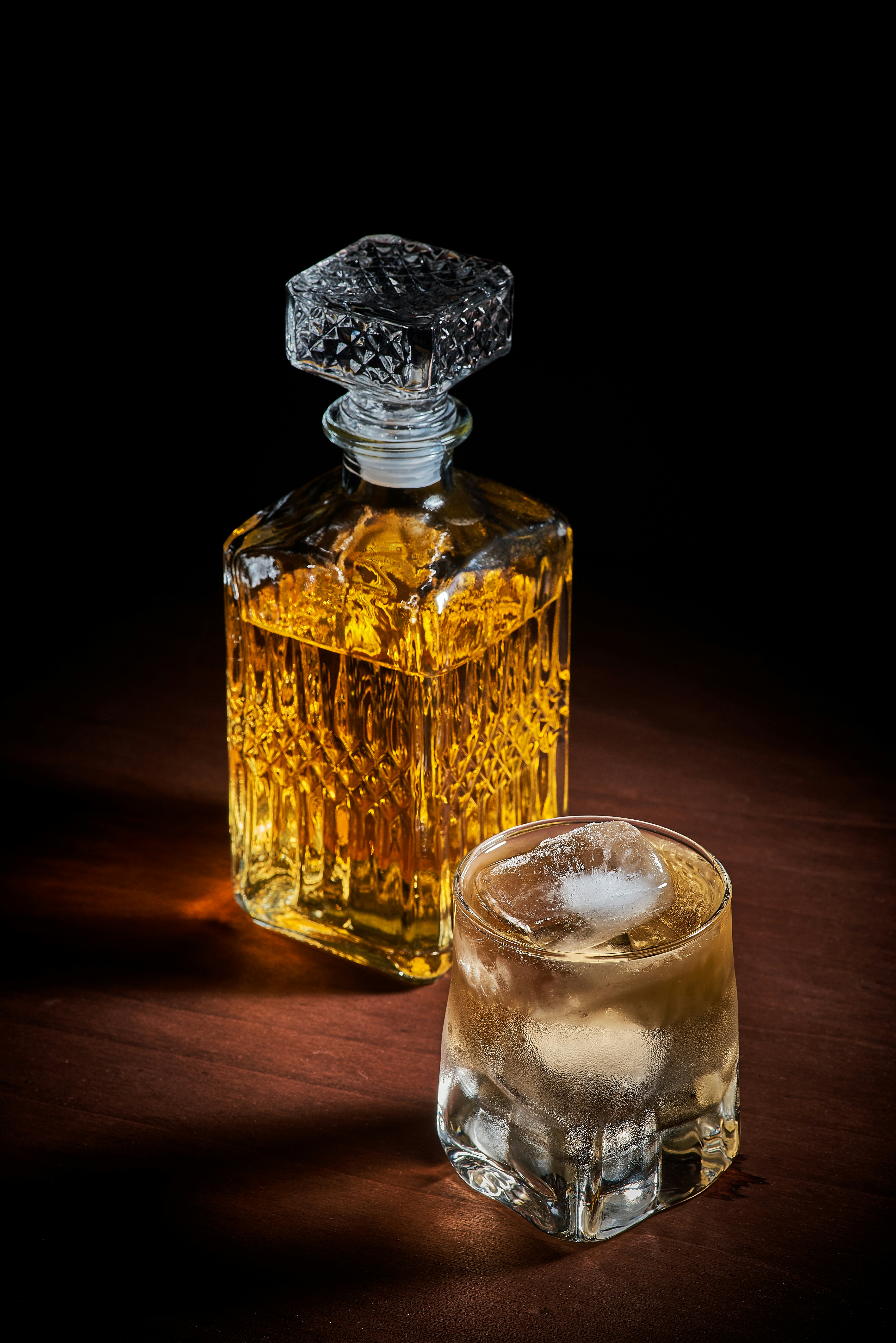 clear glass decanter