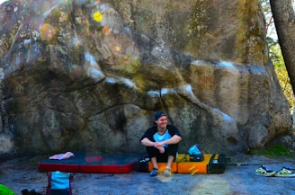 Sérgio Klein teaching a small group outdoors with rock formations in the background.