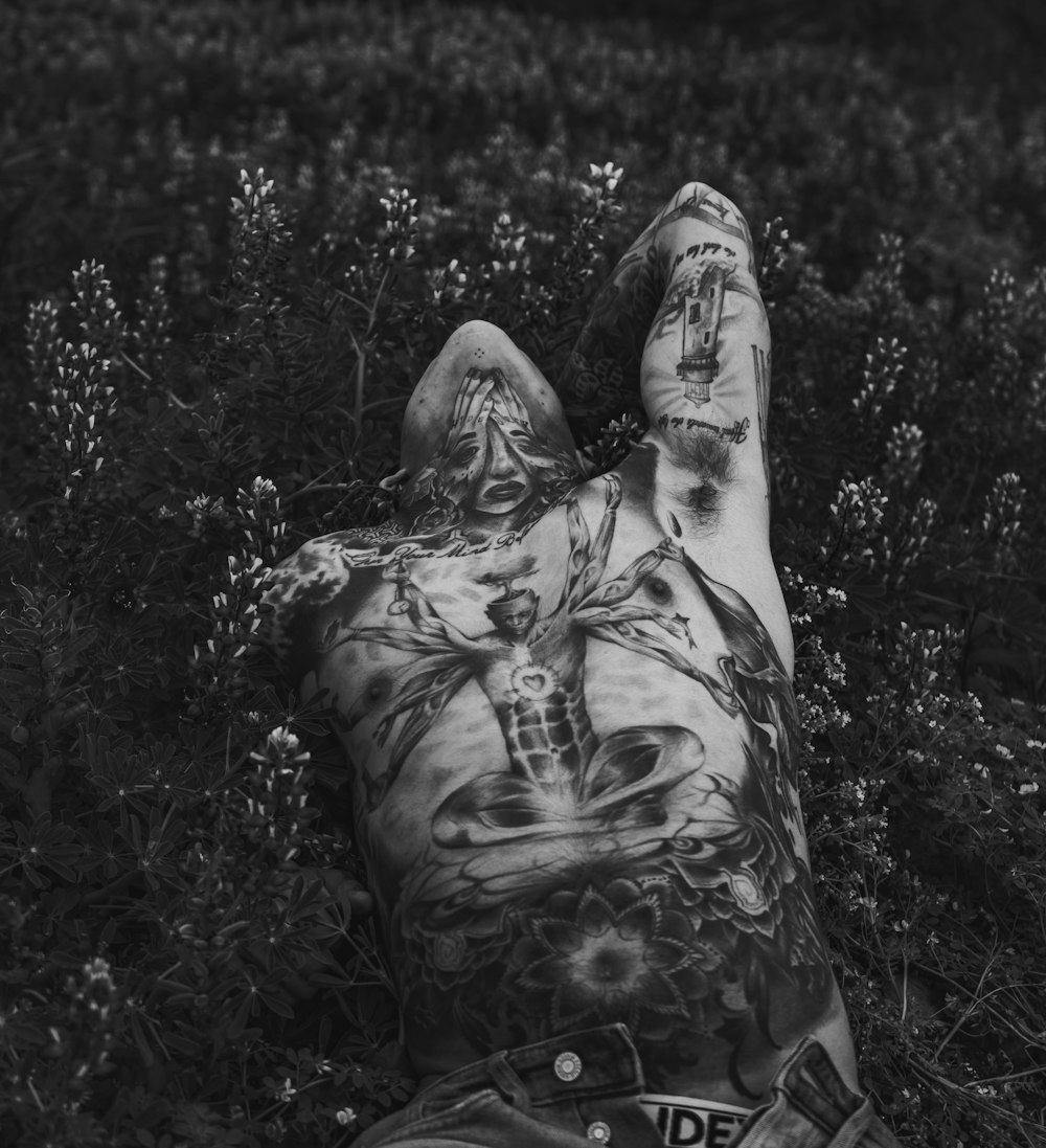 homme couché sur des plantes