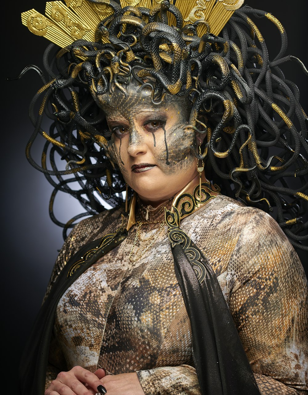 donna che indossa il costume di Medusa nero e grigio