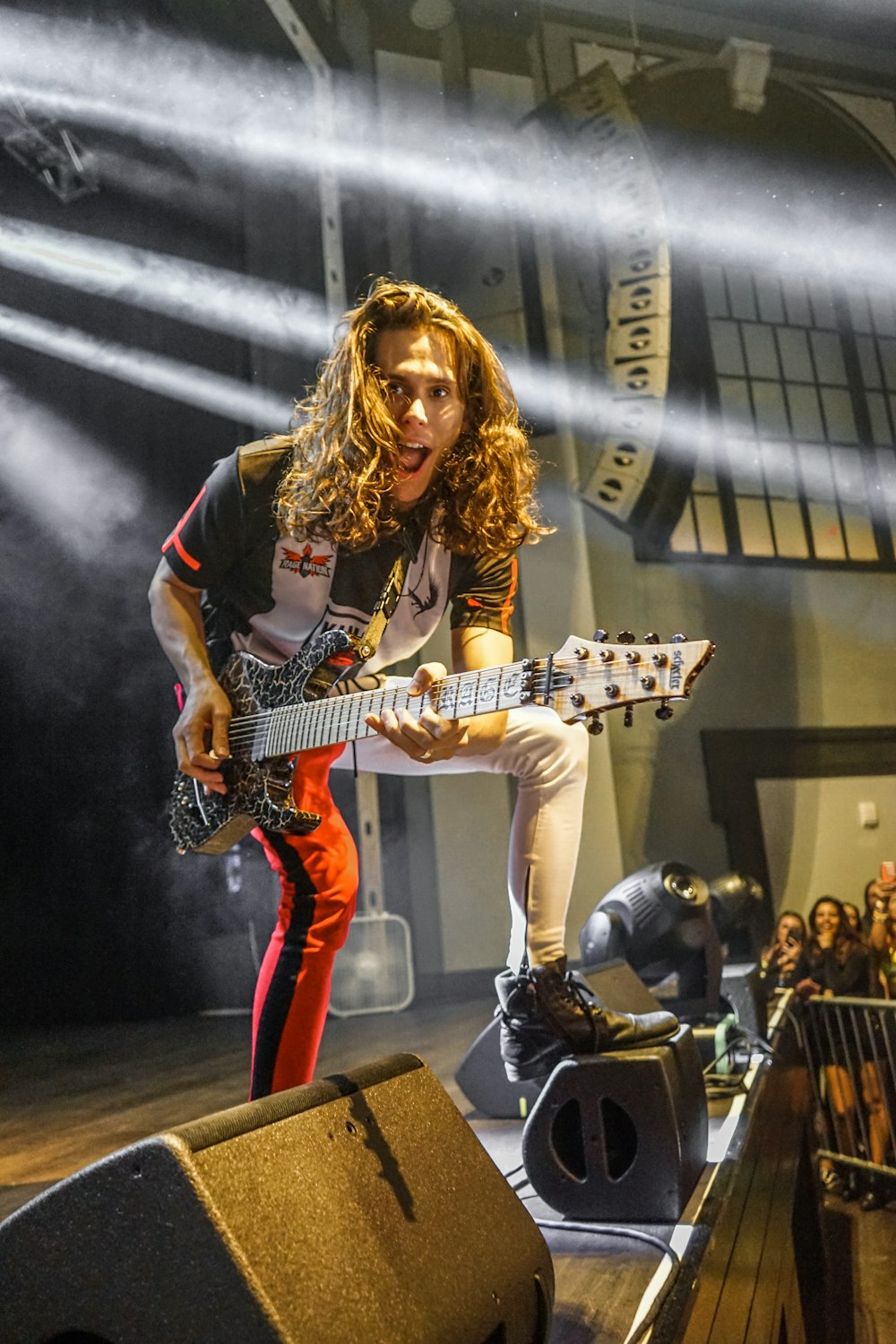 celebrità sconosciuta che suona la chitarra