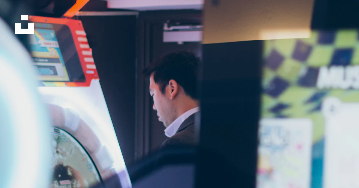 Man facing game arcade machine photo – Free Tōkyō Image on Unsplash