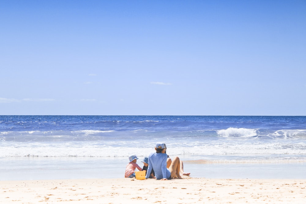 Unbekannte Personen genießen am Strand