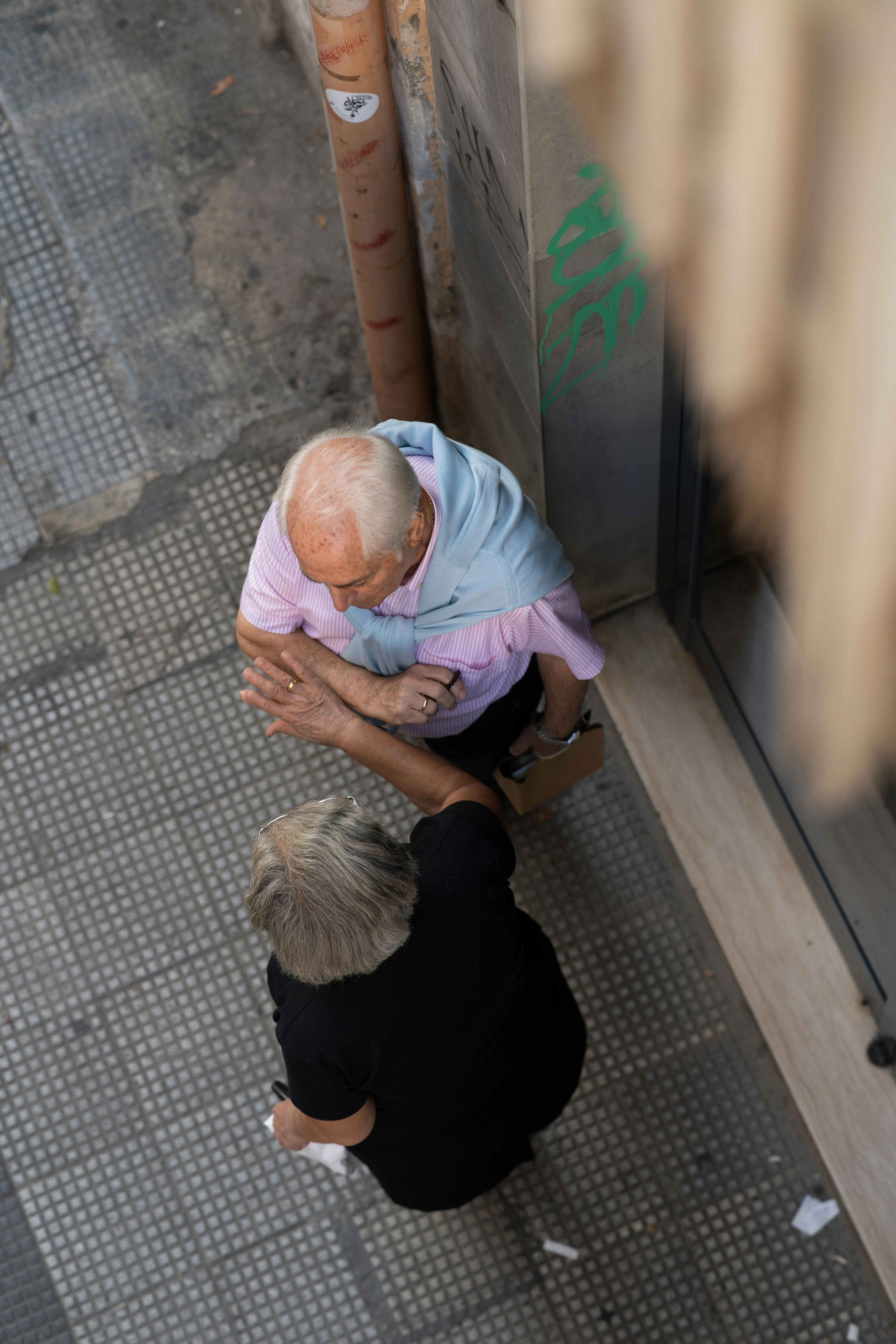 Mann und Frau unterhalten sich tagsüber außerhalb der Straße