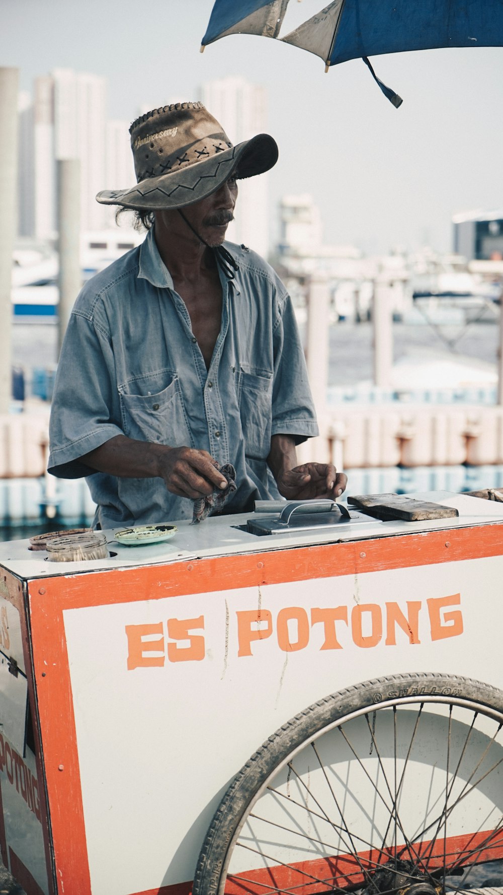 Hombre de pie cerca del carro de empuje blanco y naranja