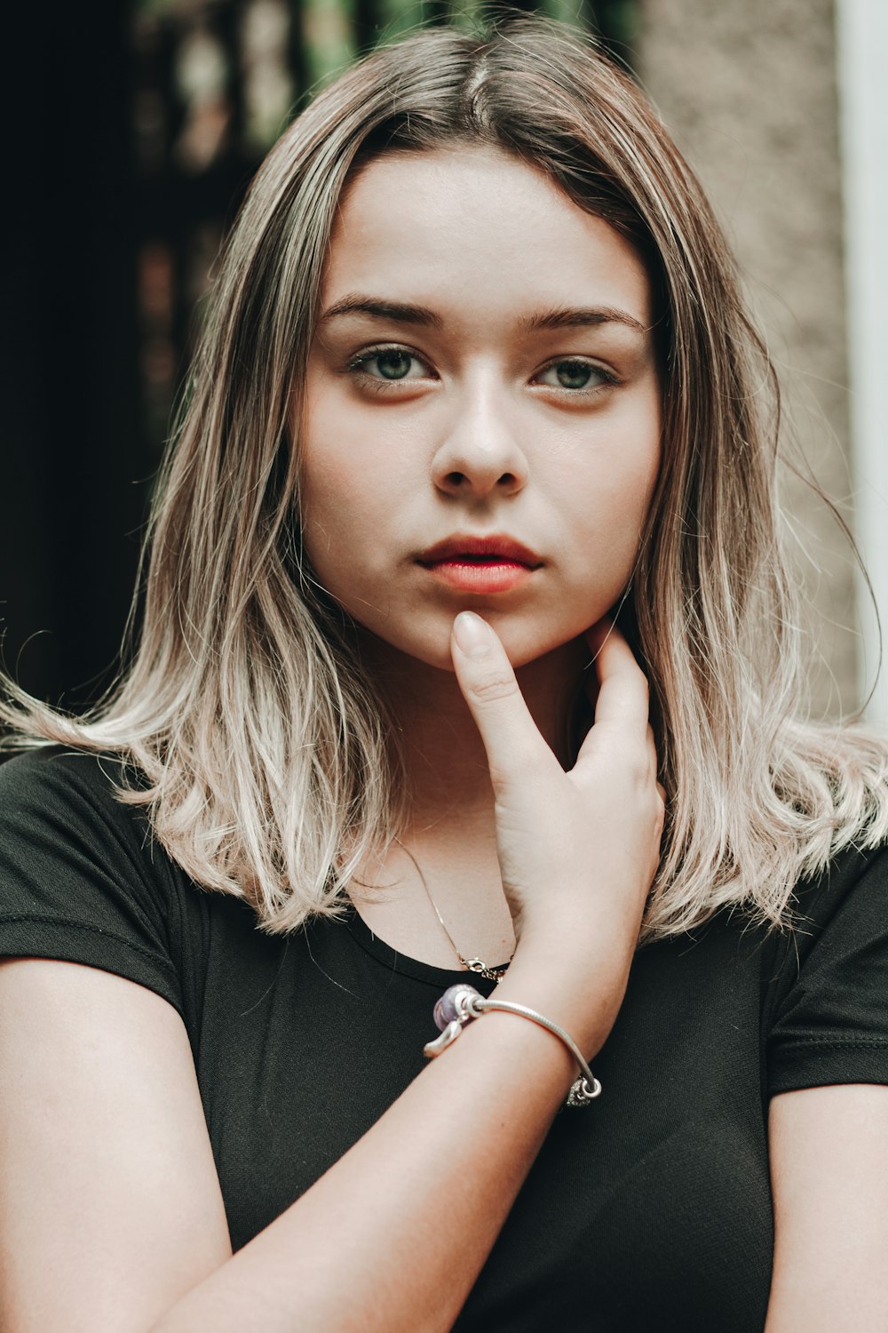 woman wearing black shirt