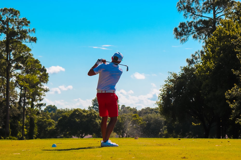 hombre jugando al golf