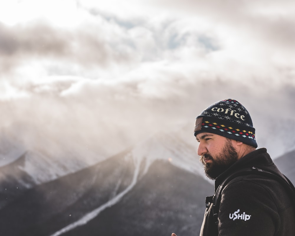 Photo de mise au point peu profonde d’un homme portant un bonnet en tricot noir