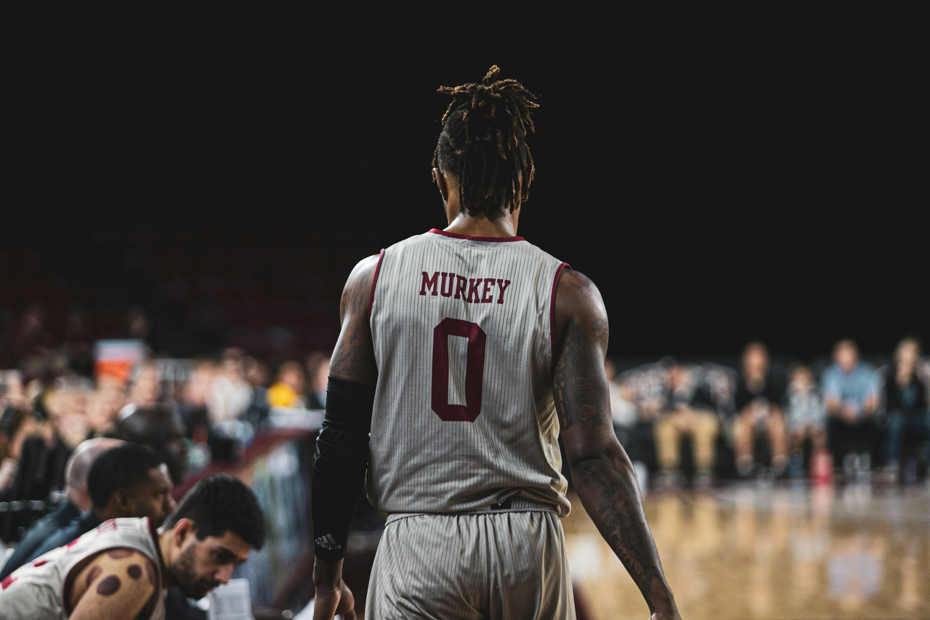 joueur de basket-ball sur le terrain