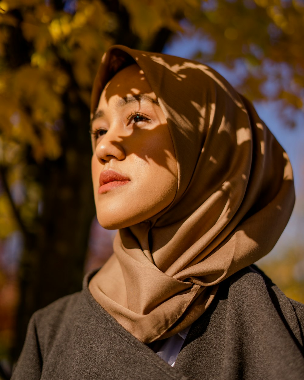 Foto de enfoque superficial de mujer con tocado de hiyab marrón