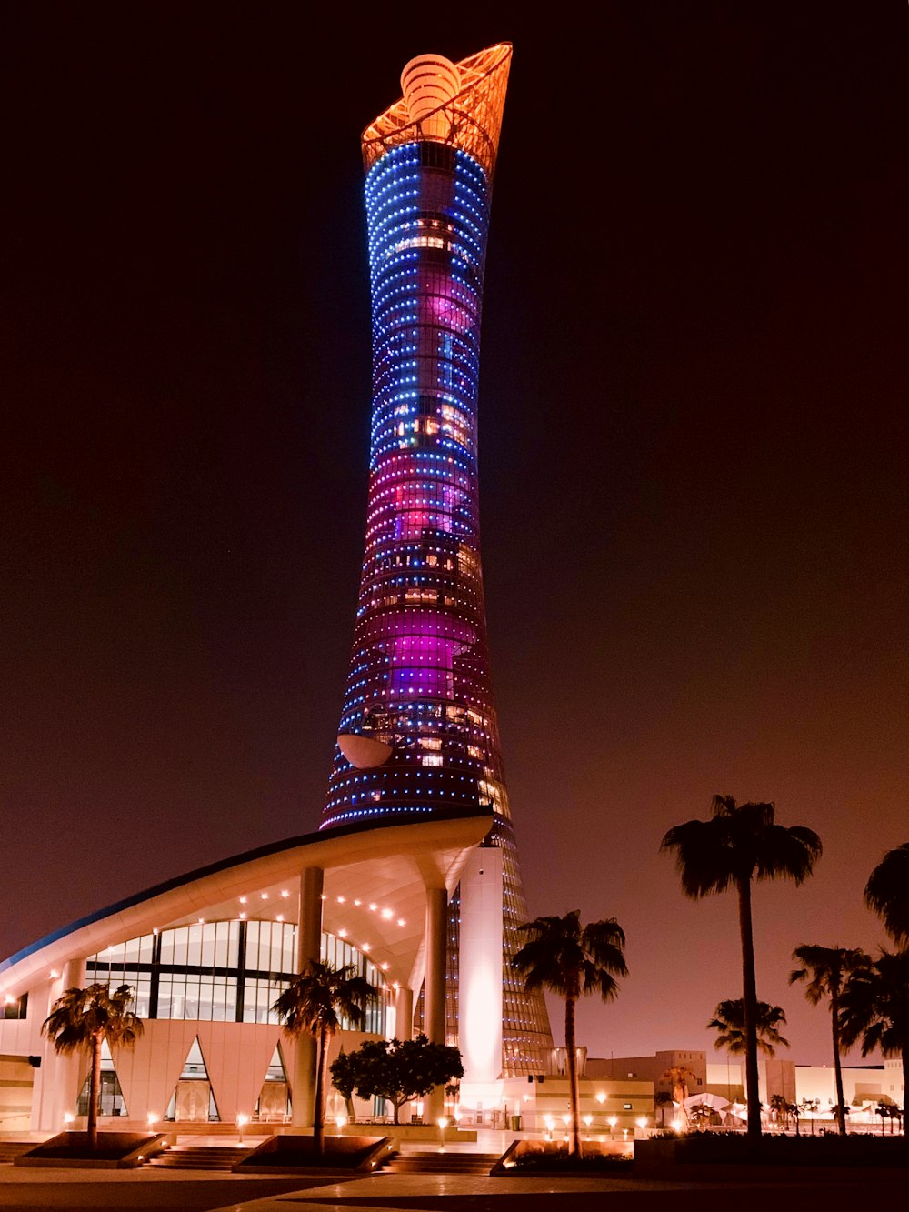 Edificio de hormigón azul y blanco