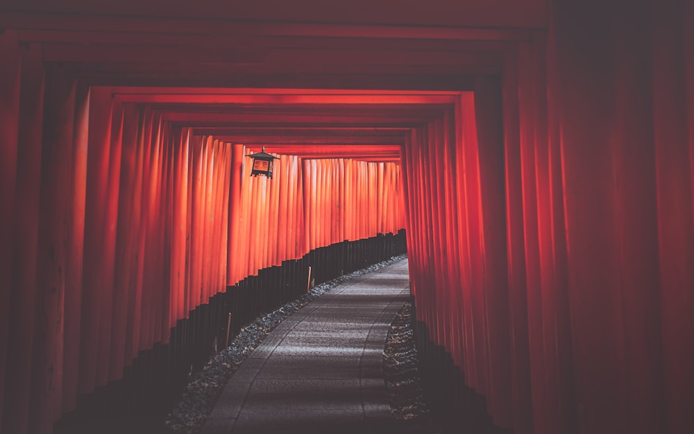 túnel cinza e vermelho