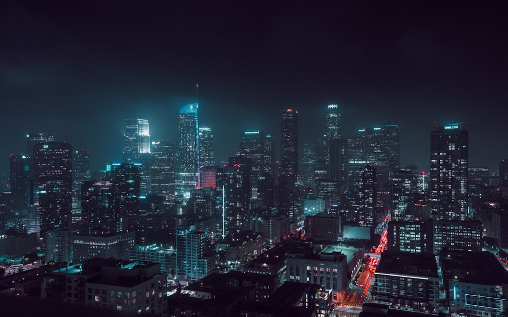 밤에 도시의 항공 사진