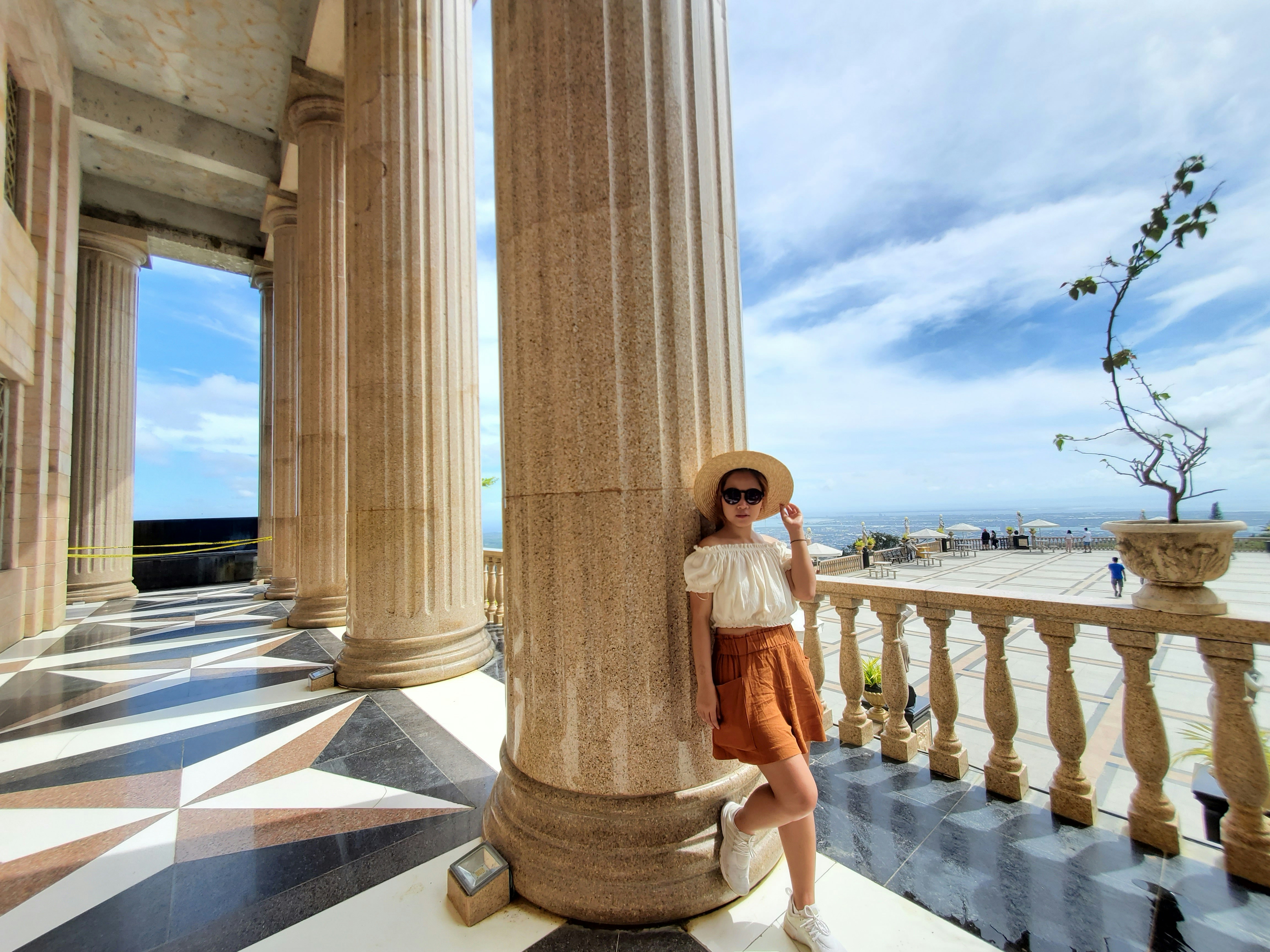 great photo recipe,how to photograph girl at the temple; woman leaning back on pillar during day