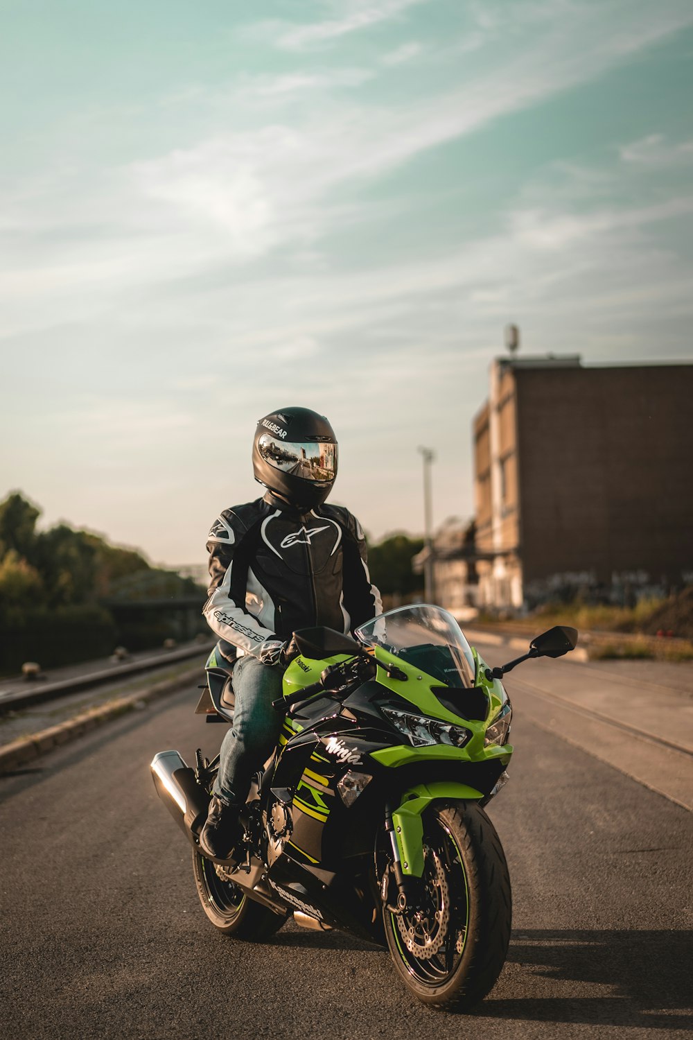 Homme roulant sur la moto de sport verte