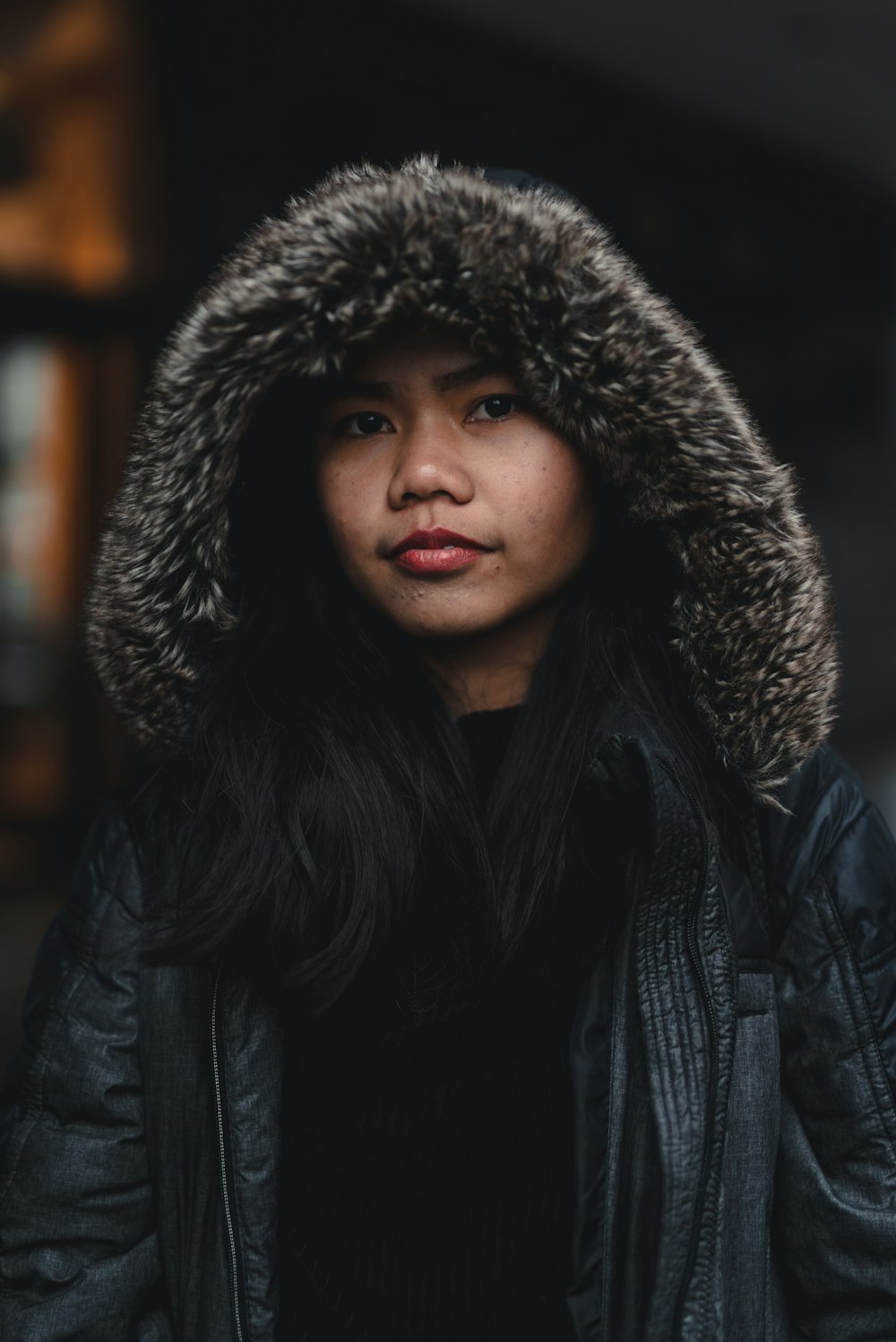 Selektive Fokusfotografie einer Frau mit schwarzem Kapuzenpullover