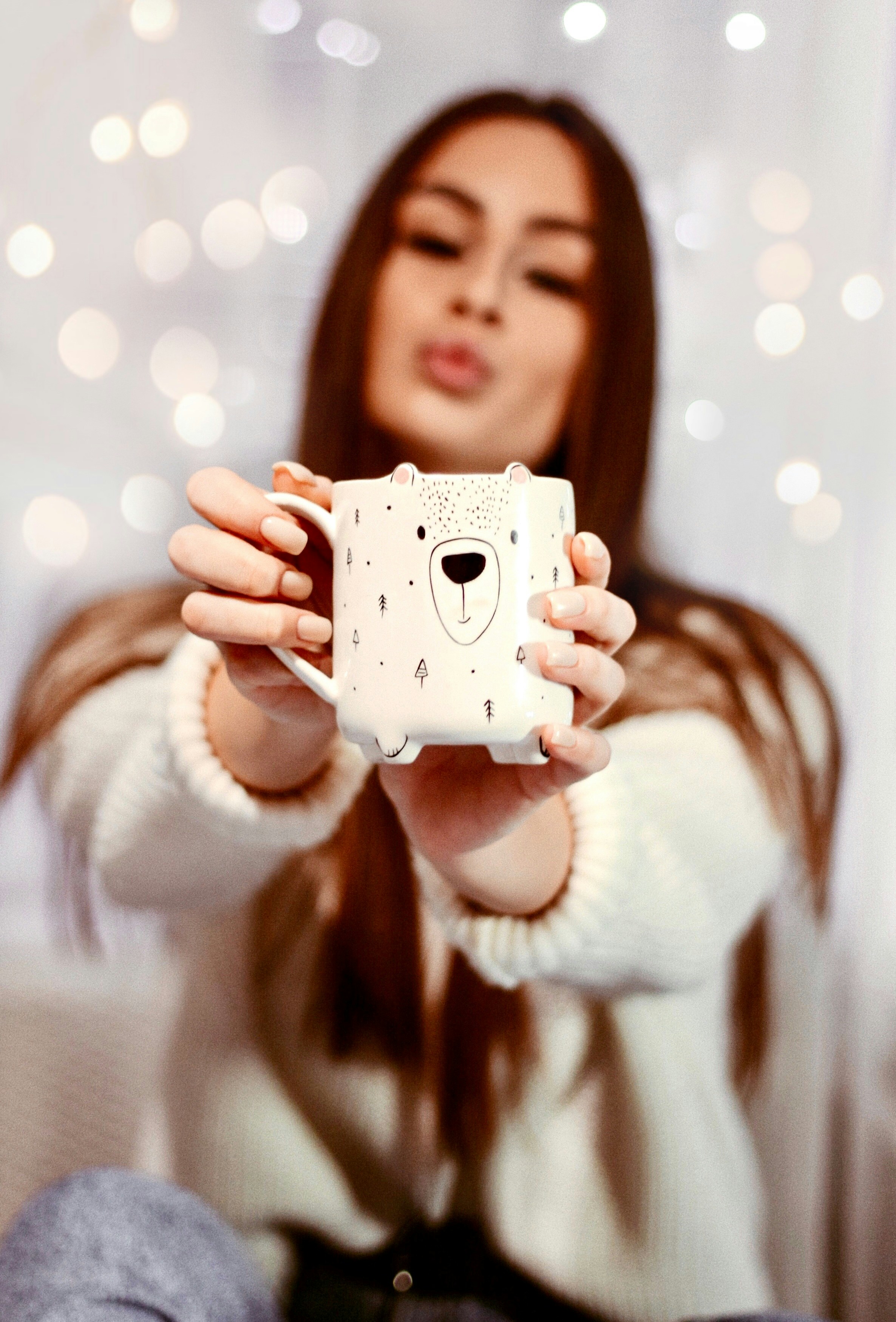 白いマグカップを差し出す女性の写真 Unsplashで見つけるグレーの無料写真