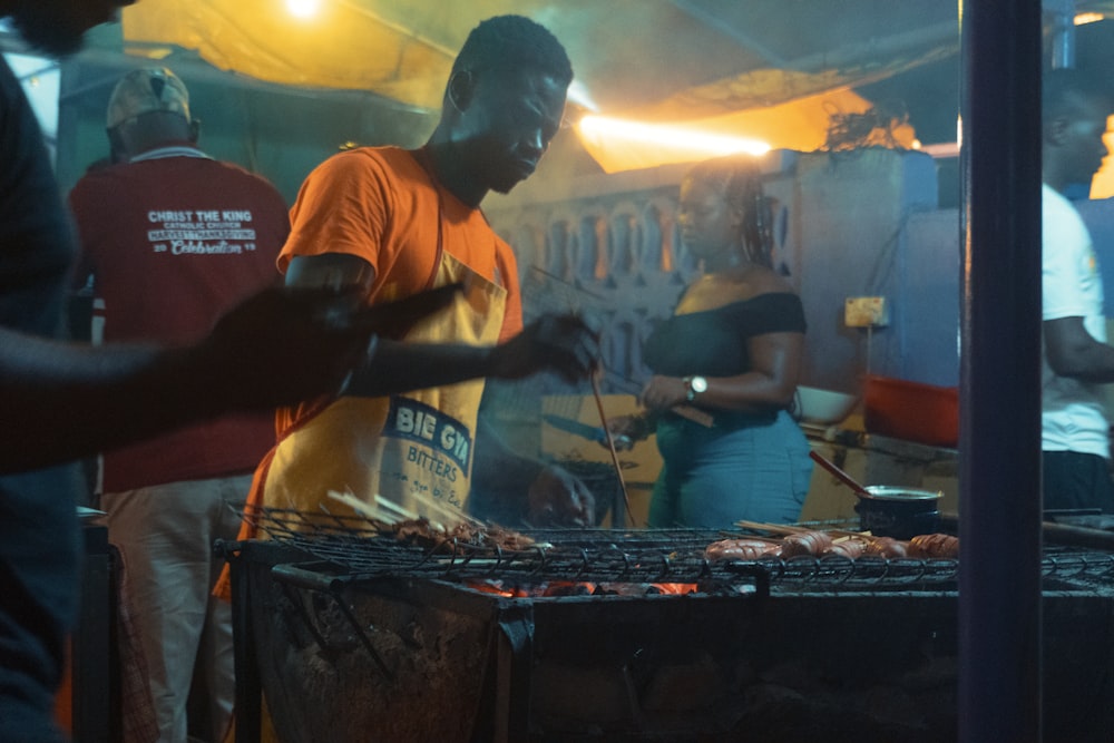 L'uomo tiene il bastone verso il griller