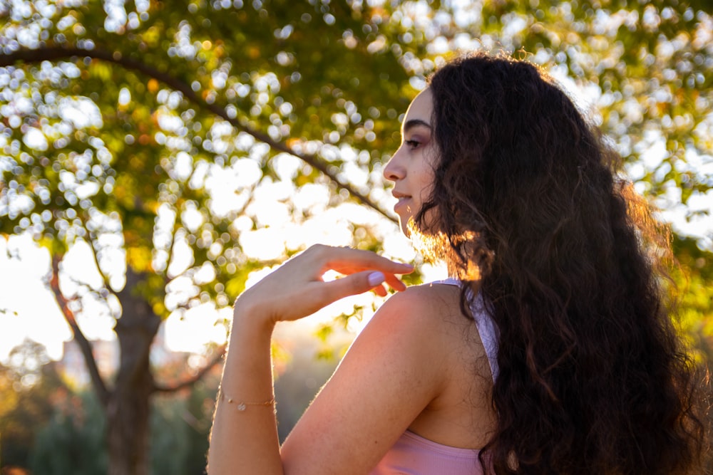 fotografía de enfoque selectivo de mujer en top rosa