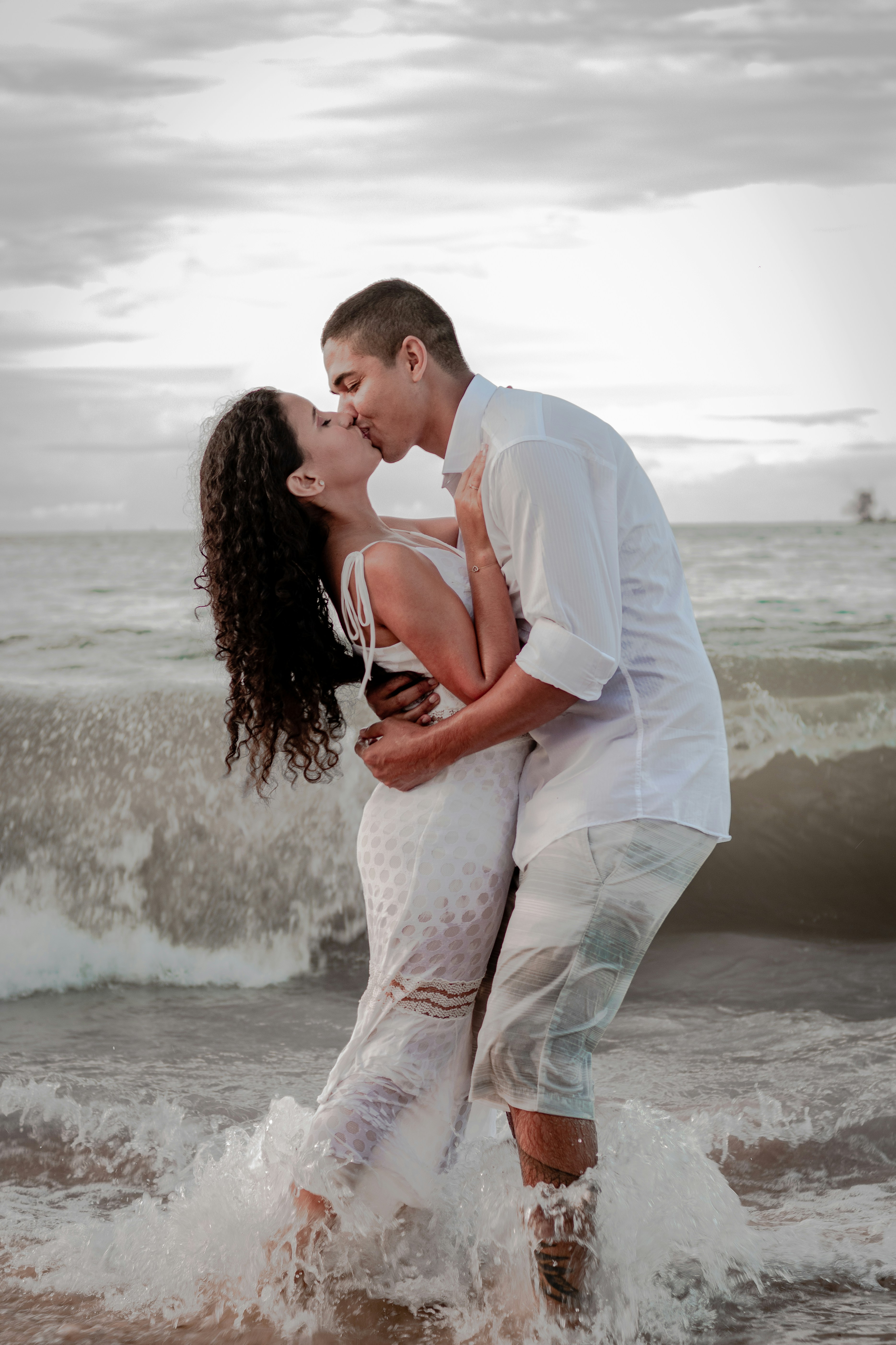 great photo recipe,how to photograph man and woman kissing on beach during daytime