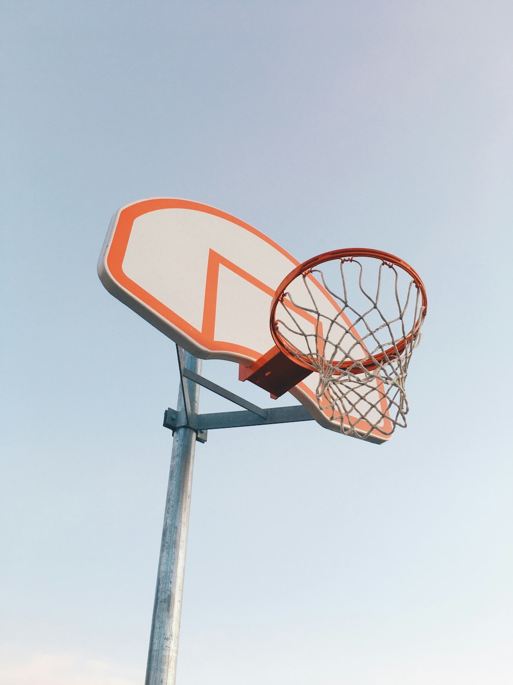 aro de basquete vermelho e branco