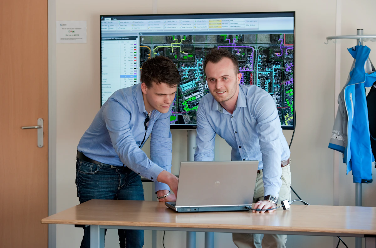 Equipo de ciberseguridad monitorizando en tiempo real los flujos de datos y comportamientos de aplicaciones de IA corporativa.