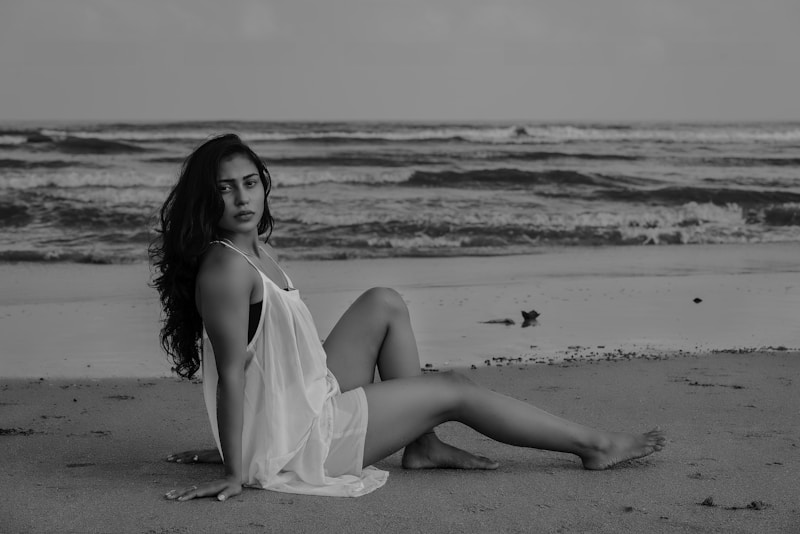 Mujer en vestido blanco junto al mar