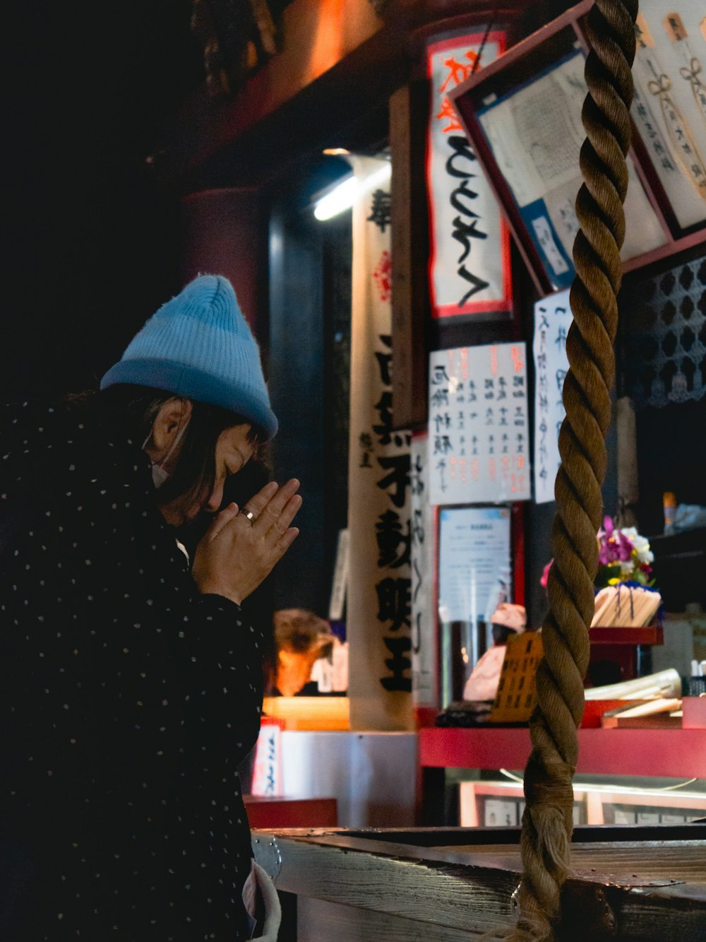 Hombre con chaqueta negra y gorro de punto azul