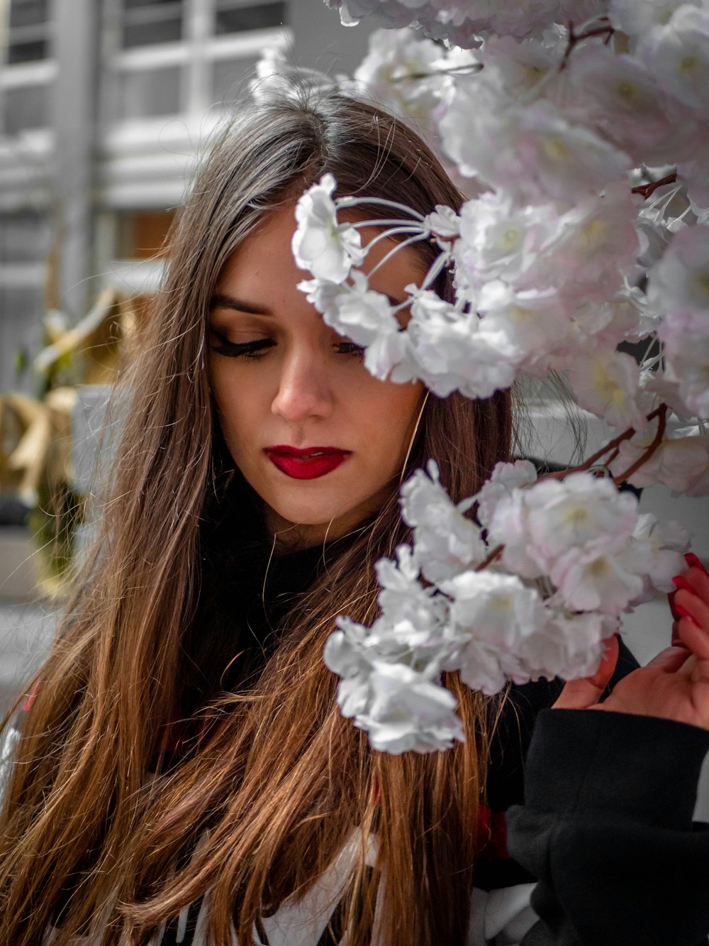 femme avec une fleur blanche sur sa tête