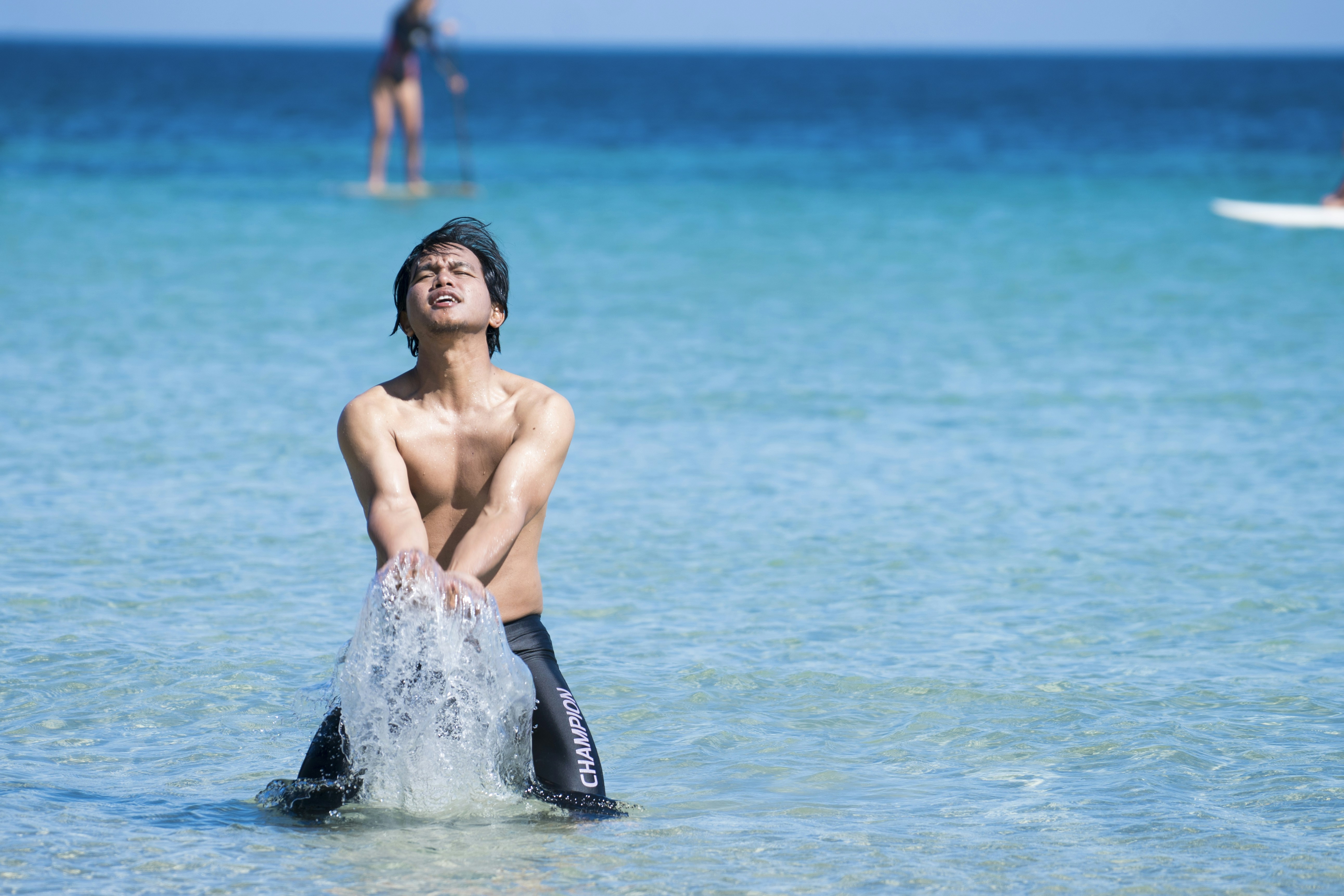 uomo in topless in acqua durante il giorno