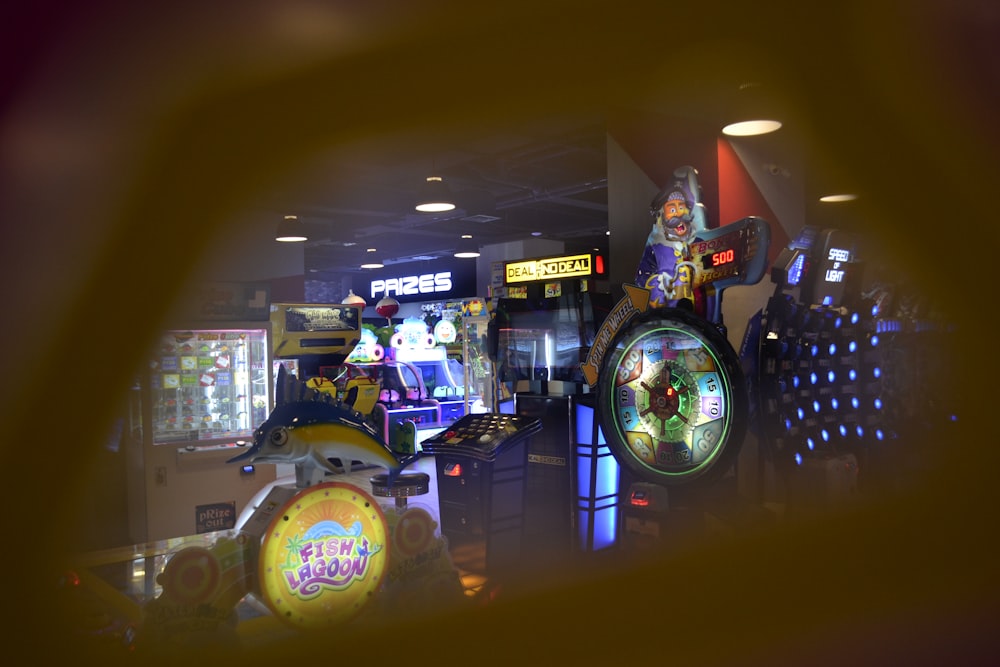 Máquina de juegos de arcade encendida en una habitación
