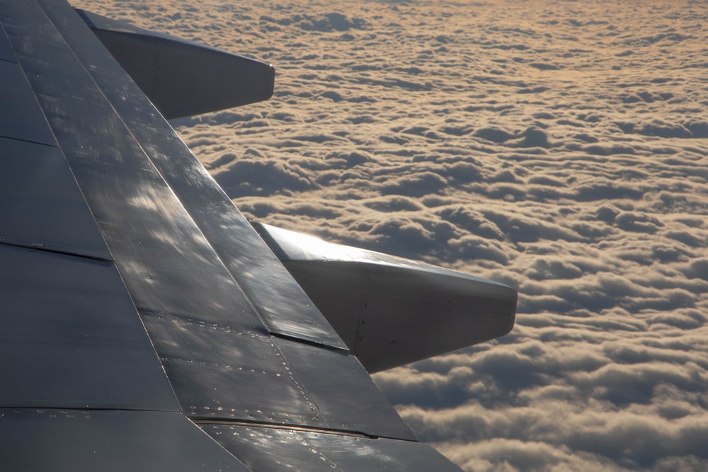 airplane wing on mid air during daytime