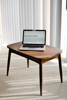 Mesa com notebook aberto, representando ambiente de trabalho, estudo remoto e uso de tecnologia em home office.