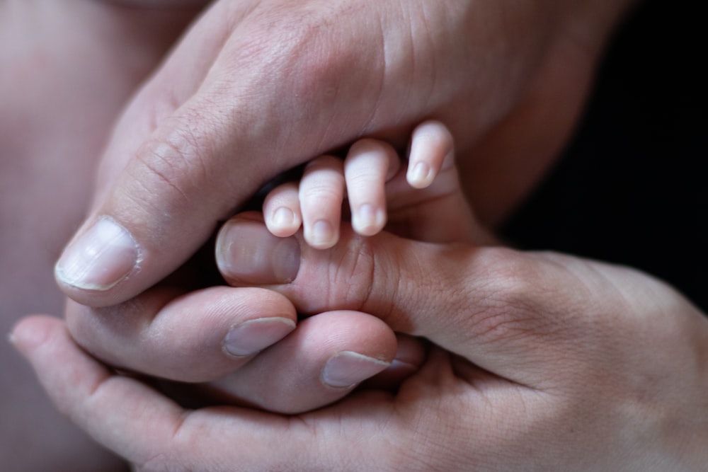 Pies de personas con esmalte de uñas blanco