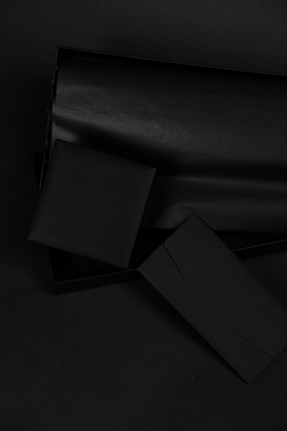 Caja negra sobre textil negro