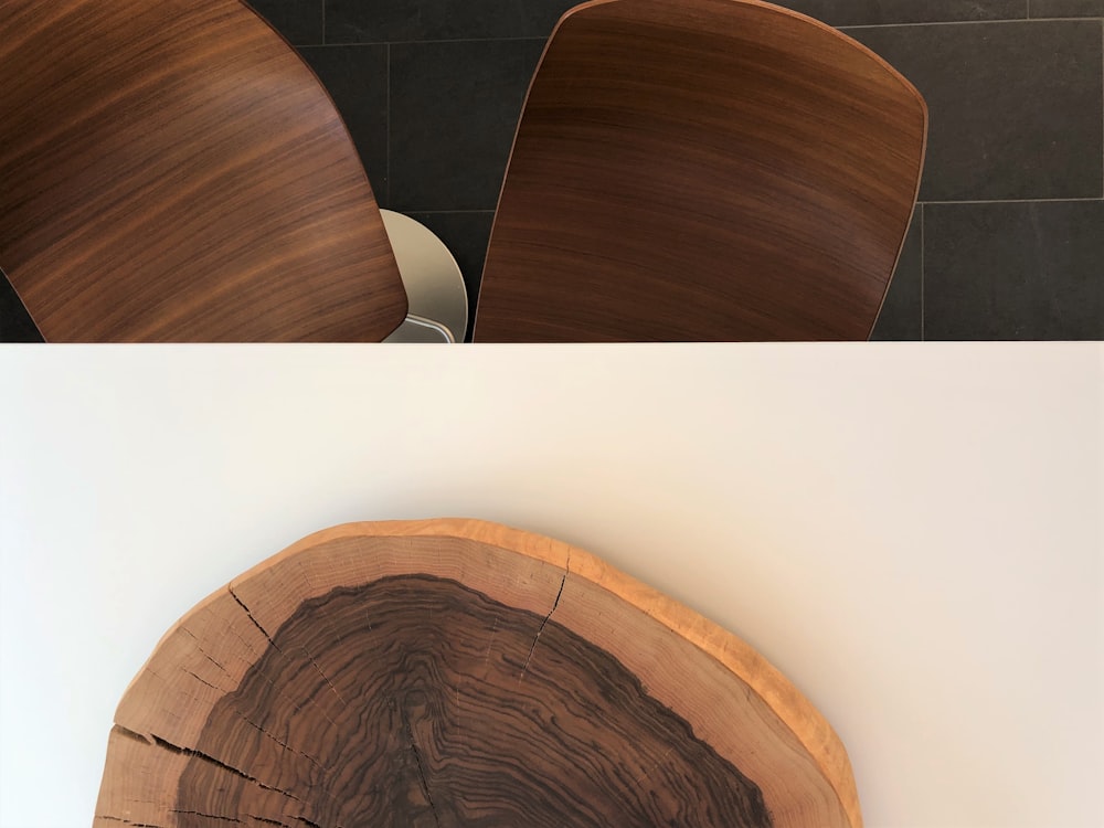 tavolo rotondo in legno marrone su tavolo bianco