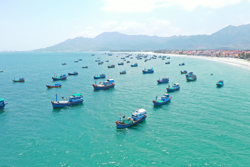 낮 동안 산 근처 바다에서 보트