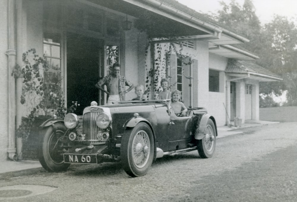 Photo en niveaux de gris d’une voiture ancienne