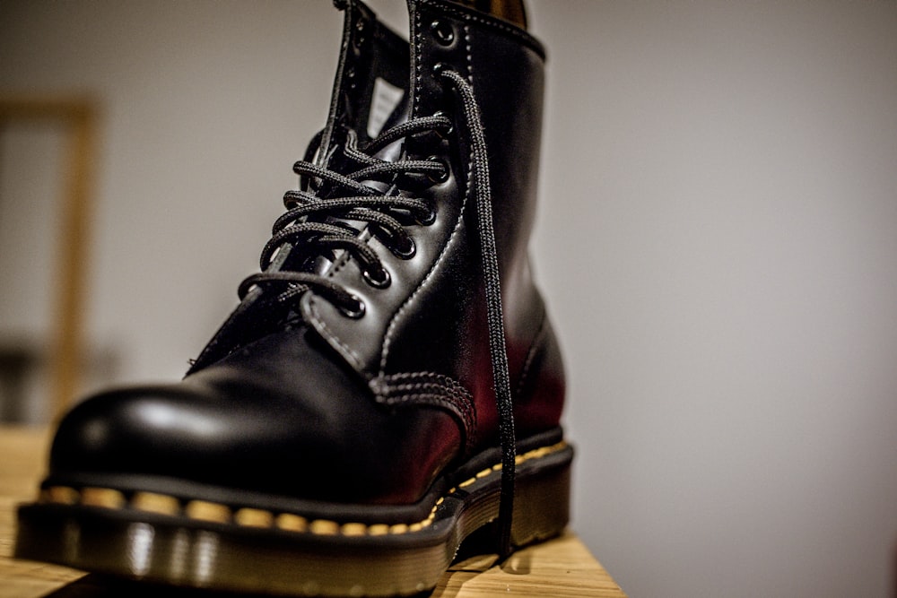 zapato de cuero negro con cordones