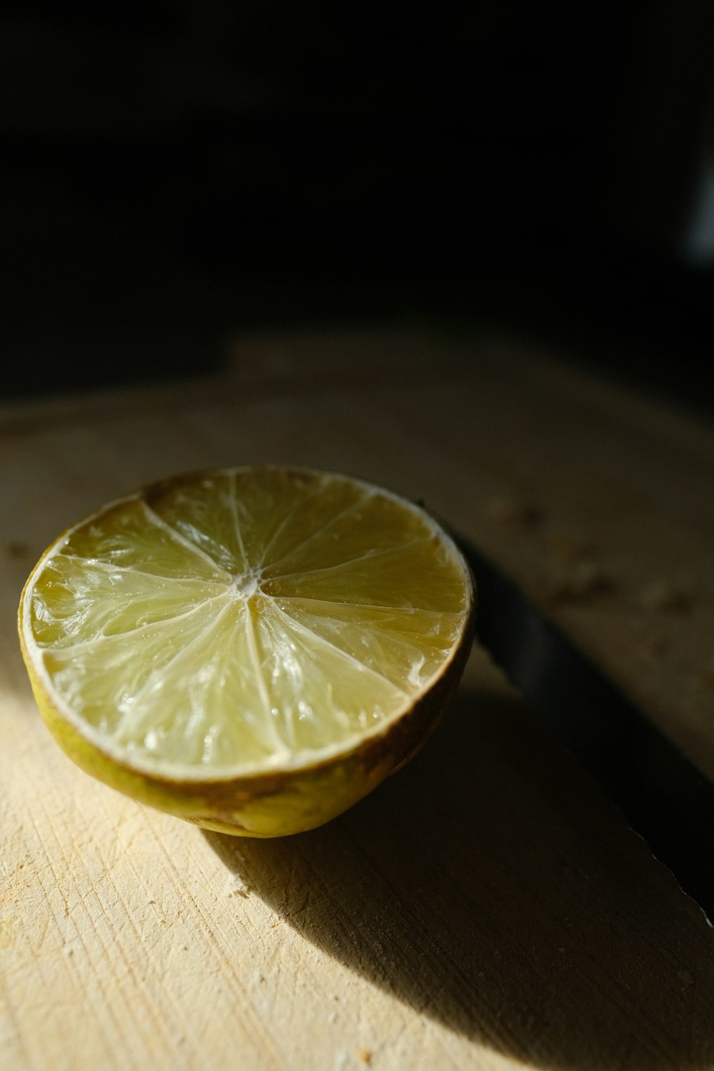 limone giallo su tavolo di legno marrone