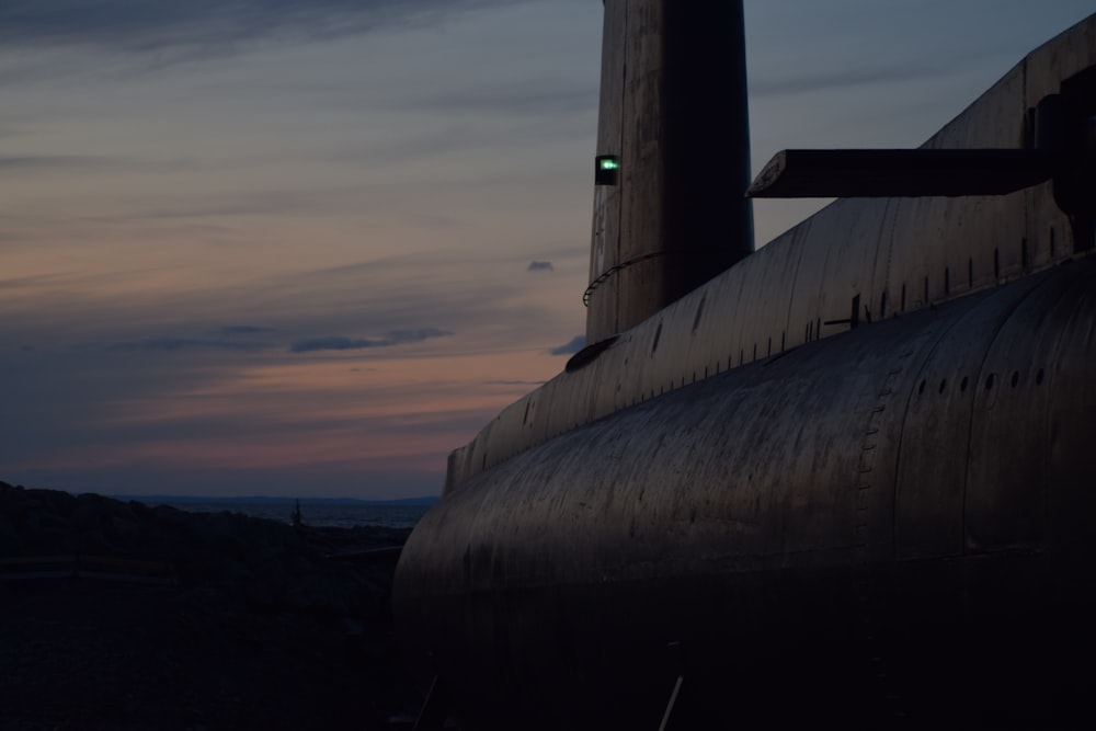 Silueta del molino de viento durante la puesta del sol