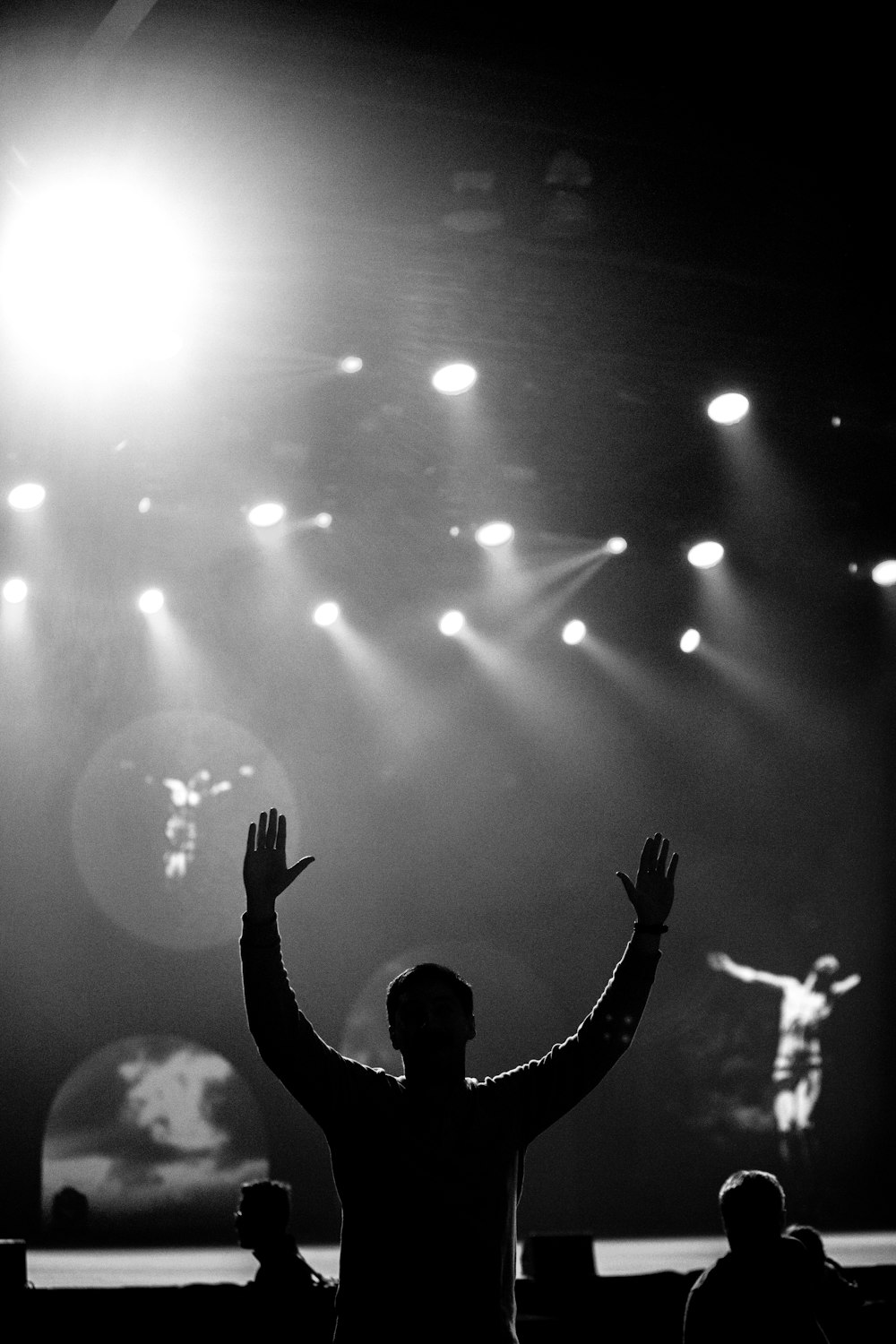 um homem em pé na frente de uma multidão em um concerto
