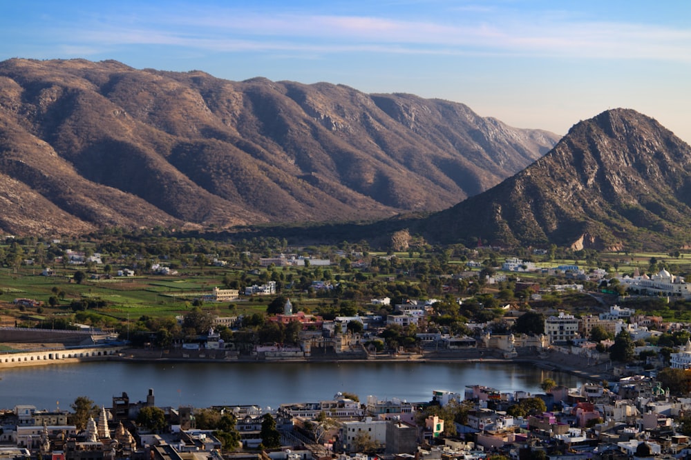 Vista aérea de la ciudad cerca del lago y la montaña durante el día