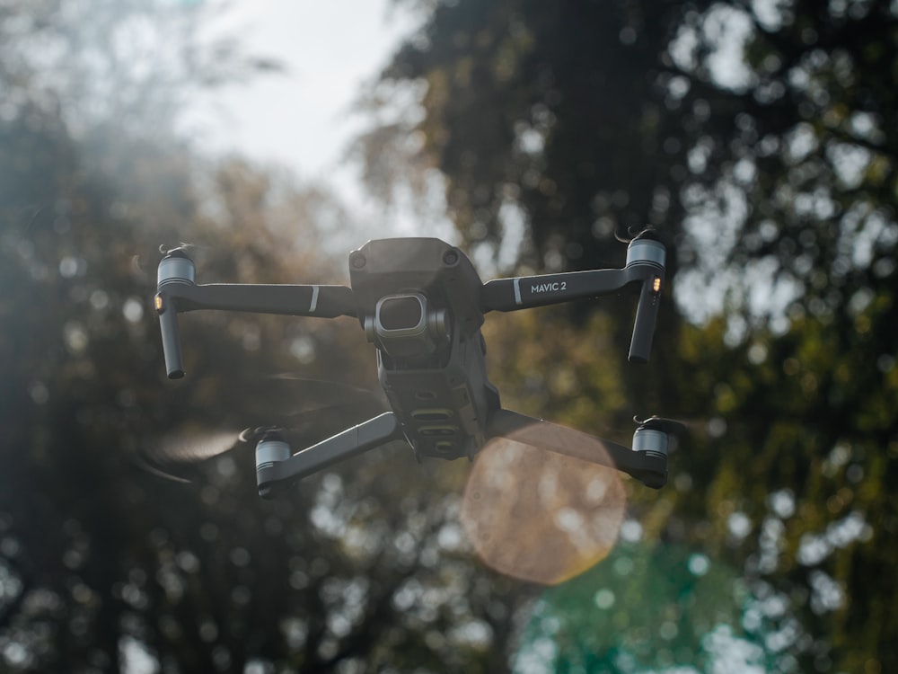 schwarz-graue Drohne mit braunem herzförmigem herzförmigem Anhänger