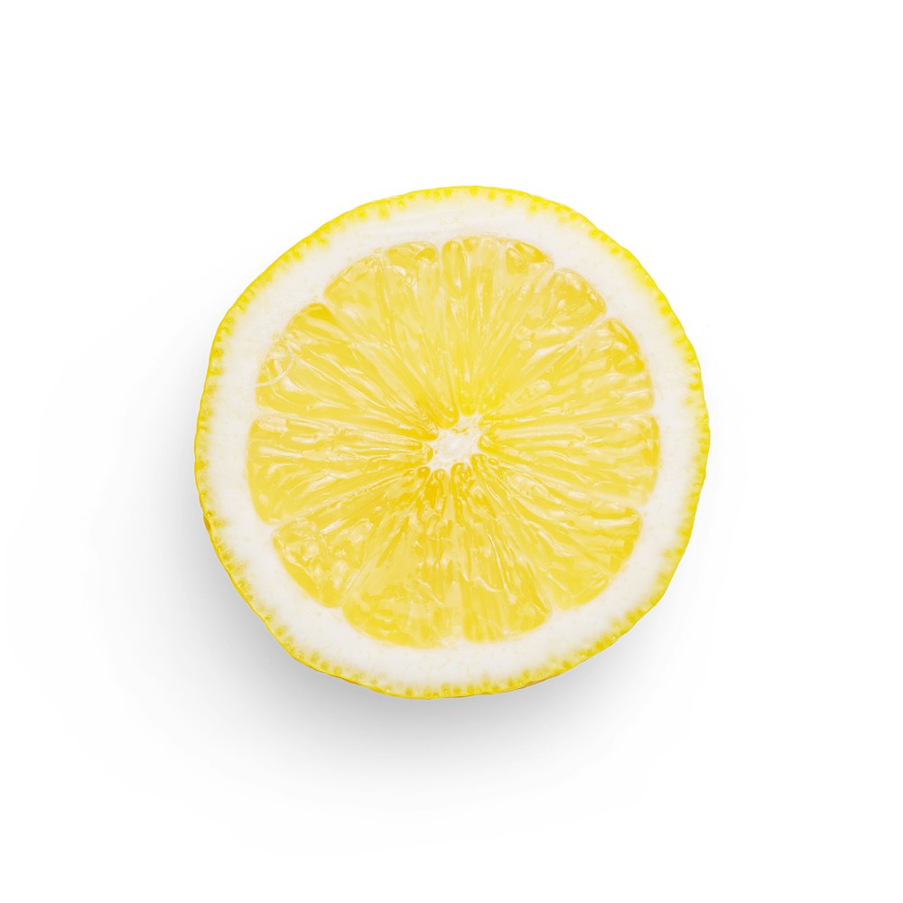 in Scheiben geschnittene Zitrone auf weißem Hintergrund
