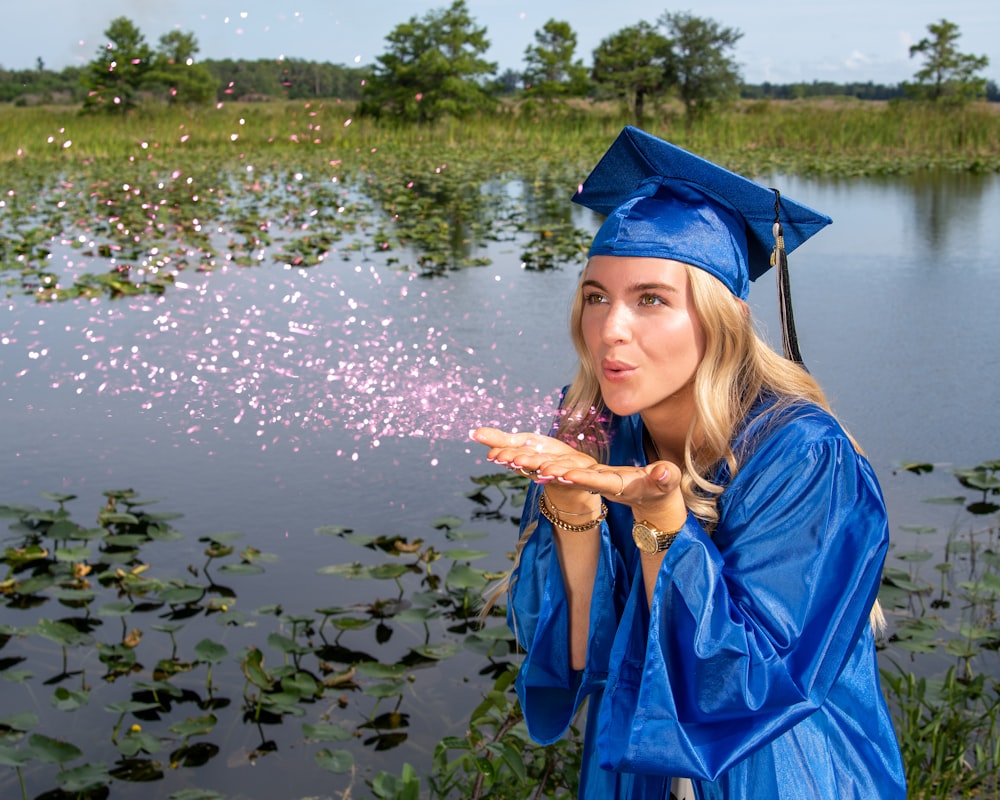 Fille en robe académique bleue et chapeau académique bleu