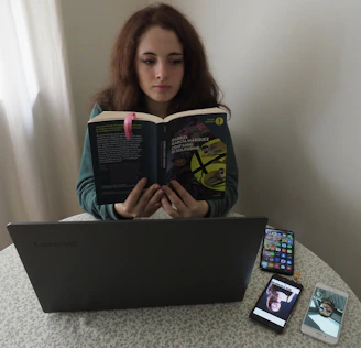 A person reading an ebook titled 'Como ganhar dinheiro com IA em 2026' on a tablet, surrounded by futuristic digital icons.